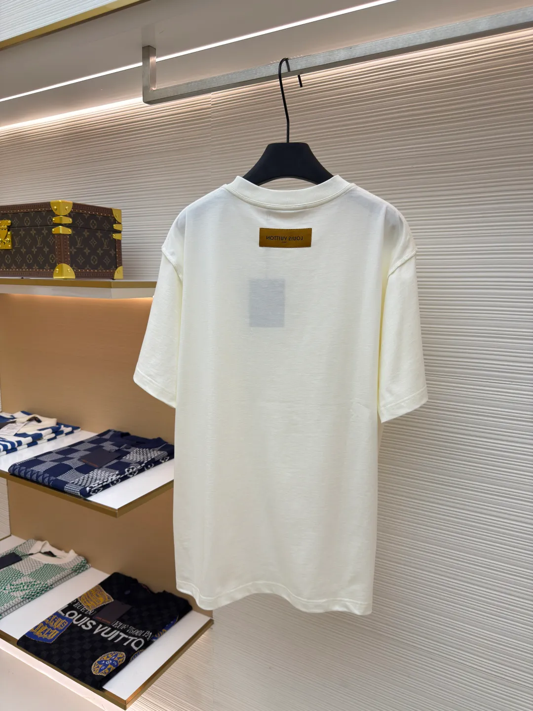 LOUISVUITTON embossed small label T-shirt ●Authentic product: Purchased and developed by 5450 ●Item number: 1680102-A00 ●Fabric: pure cotton fabric ●Technology: embossed production ●Version: fitted version ●Weight: about 335 grams ●Size: XS-S-M-L ●Description: Fabric is 40S/2 Double-strand smooth cotton plain weave, dust-free wool processing; matching 40s single-strand combed cotton, 280g cylindrical machine rib. The front panel is stamped and filled. After low-temperature stamping with a steel stamp, the inside is filled with foam cotton. The bottom surface is directly sealed with low-temperature hot melt glue at 80 degrees Celsius. The integrated machine operation makes the relief pattern three-dimensional and full and stylish. High-quality products require natural and beautiful products. The overall wiring is straight and delicate, the fabric is comfortable and soft, and the color is consistent without color difference. It can be matched with the same style to create a fashionable look and control various occasions. Customized accessories, complete with three standards, same style for men and women!